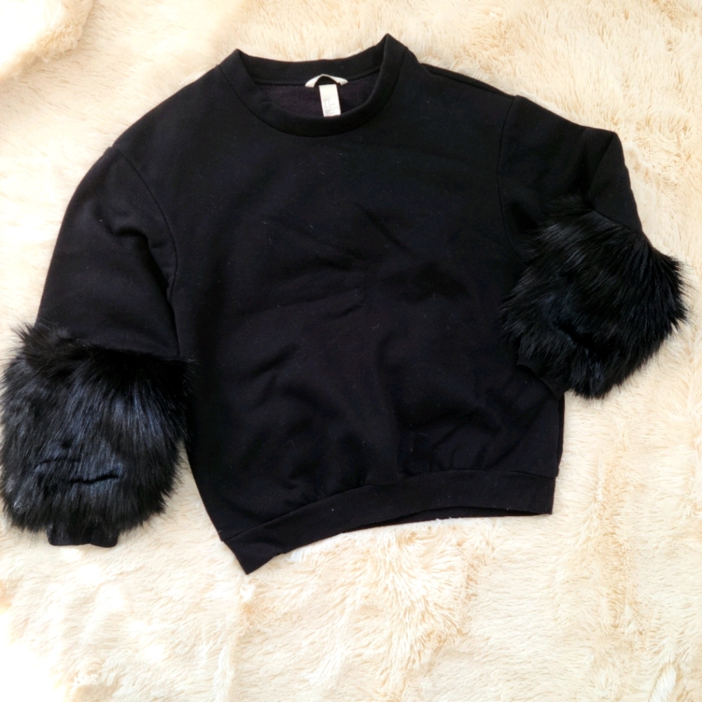 Black sweatshirt with fur sleeve detail